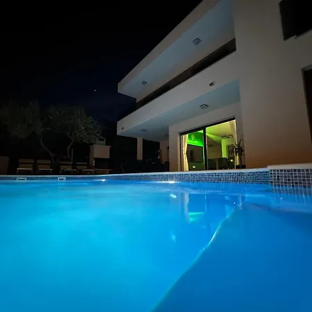 아파트 Sunluxvilla 4br Heated Pool Jacuzzi Sauna - Self Check In Kaštela