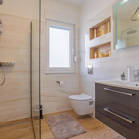 Apartment Sunluxvilla ,heated Pool, Ir Sauna Kastela